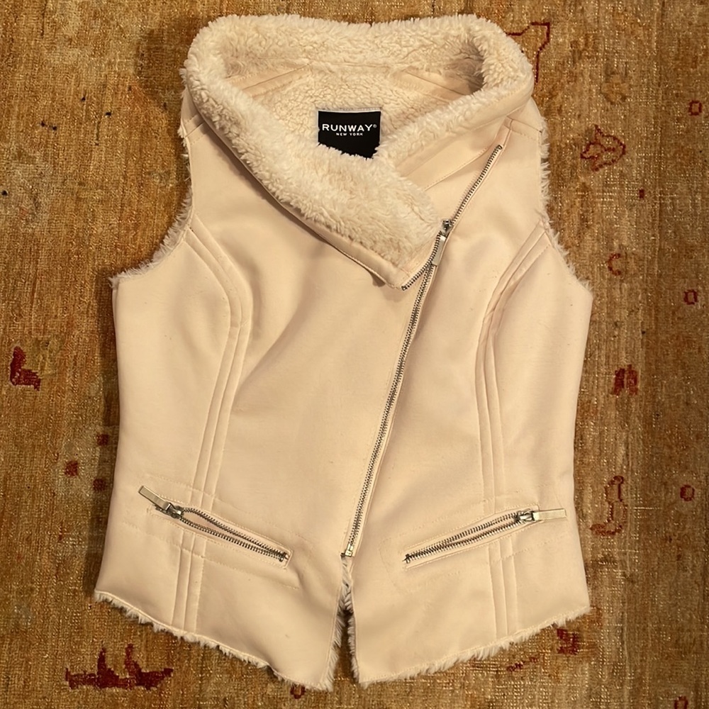 Runway Faux Fur Vest - Picture 4 of 8